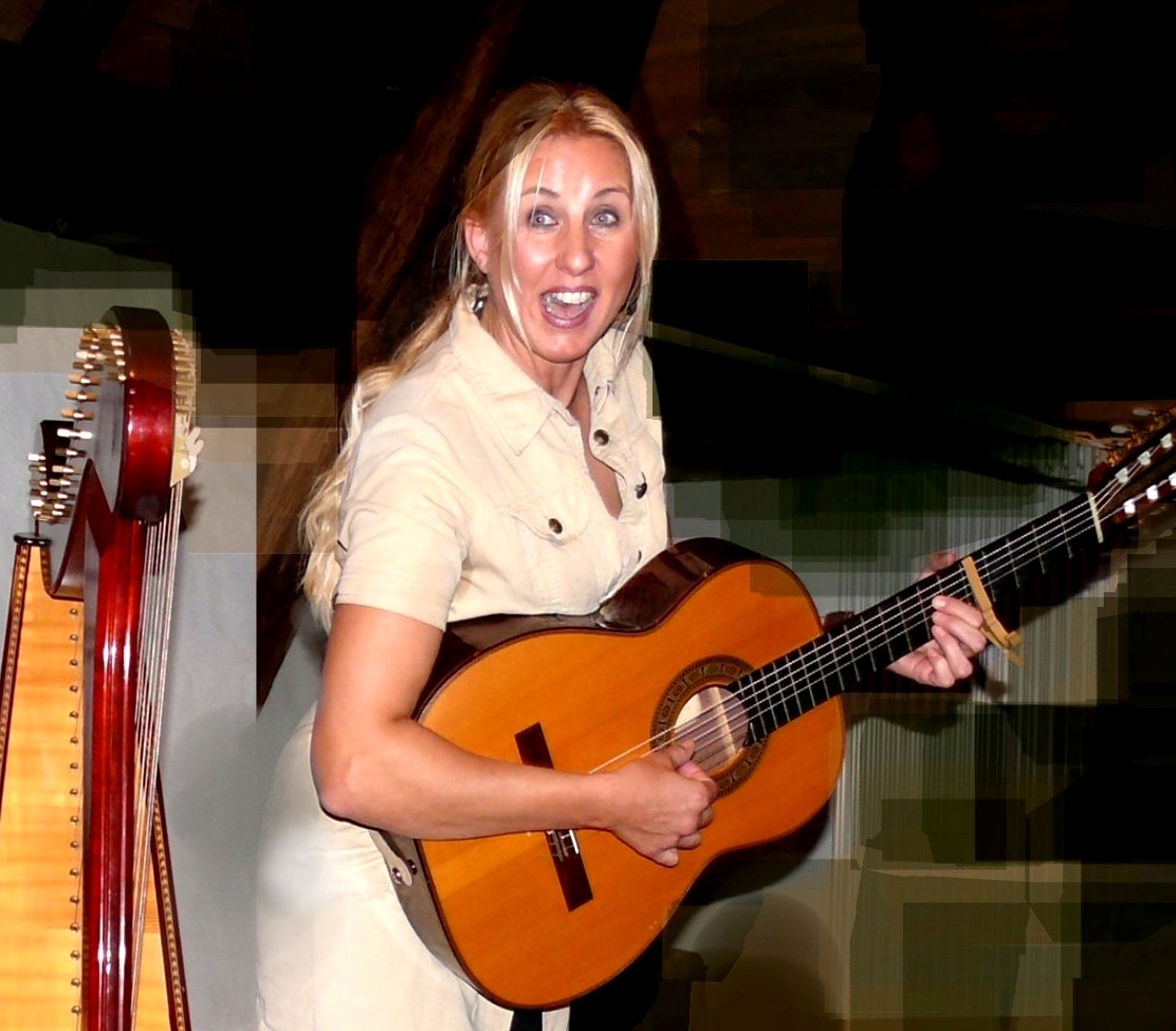 Claudia Pohel mit Gitarre